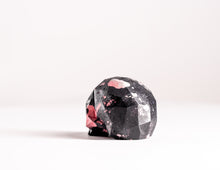 Load image into Gallery viewer, Mini Collectible Skull - Marbled - 52
